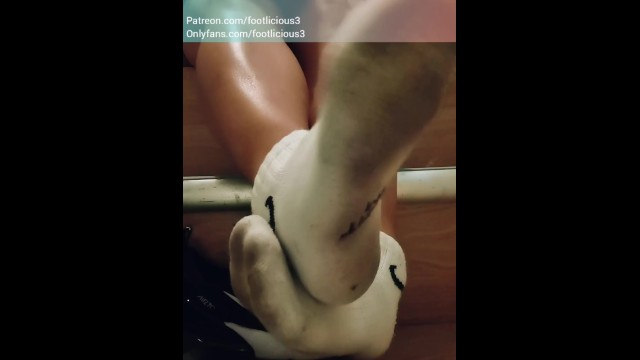 我的继姐妹们我穿的脏袜子。。闻起来像奶酪！