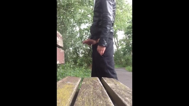 男孩在公共场合勃起撒尿