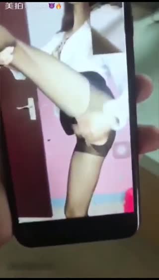 胸大腰细的网红美女鹿少女在家和男友手机视频勾引他 1V