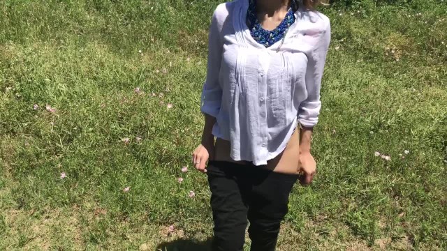 十几岁的女孩迪奥萨拉和她的搭档同时射出，就像一只水枪