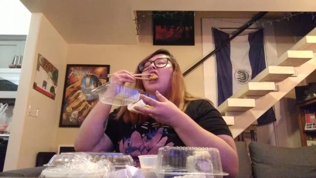 戴眼镜的书呆子女孩体重增加