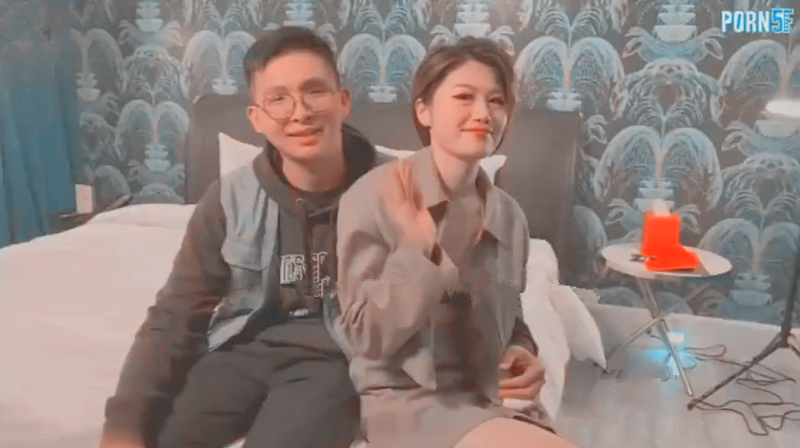 绿帽老公带着年轻的漂亮老婆参加淫乱的4P聚会一女战三男完美露脸