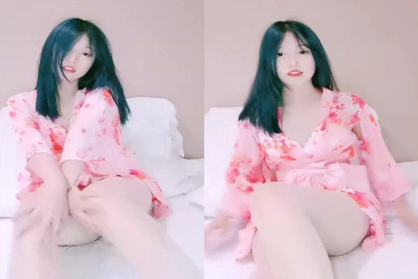 初下海收费房操逼脱衣热舞一头蓝发搞起来也是很骚的