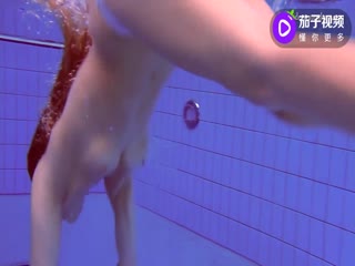 超正美少女泳池内脱衣裸泳