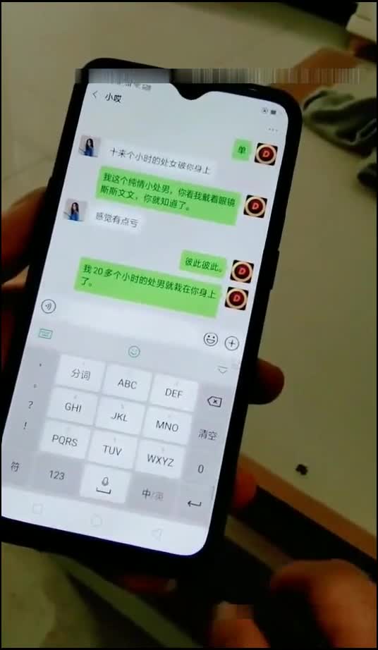 帅气小伙600元约啪高颜值兼职学生妹啪啪,扒光衣服抱起来干时好友故意进来要3P