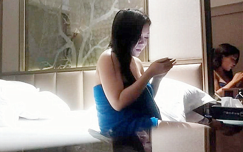 36D大奶骚女带回酒店乳推翘起屁股舔屌