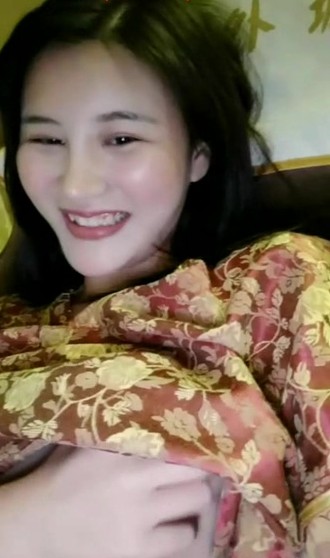 甜美新人萌妹第六弹！足疗室引诱男技师：玩弄豪乳自慰，淫汁四溅～