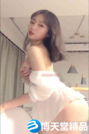 脸蛋标致的美乳少女