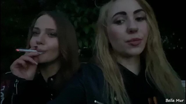 户外女同性恋和斯塔西娅·西在花园里做爱