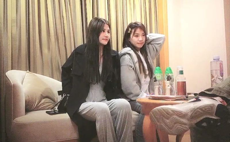 二选一留下美女啪啪一炮各种零食哄开心再来妹子职业生涯难忘一夜