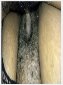 用奶油馅饼的一个侧面轻轻敲打