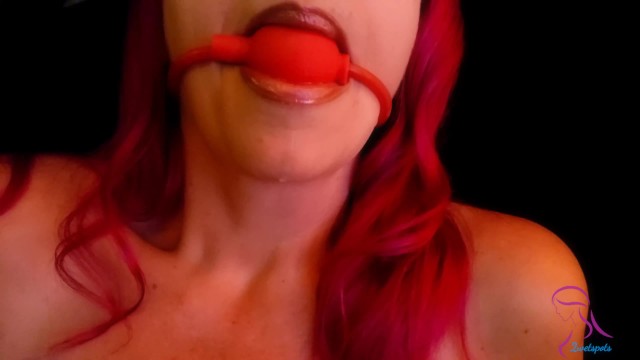 流着口水的红发球用振动器堵住、绑住、戏弄。