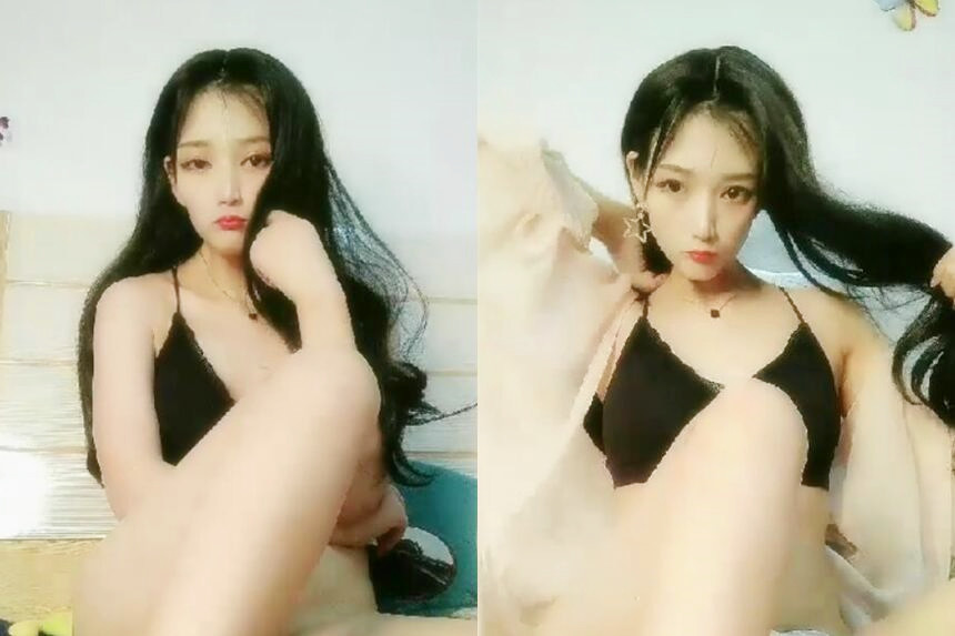 粉嫩肥逼高颜值萌妹子道具自慰诱惑脱下内裤自摸近距离白皙粉嫩诱人振动棒摩擦