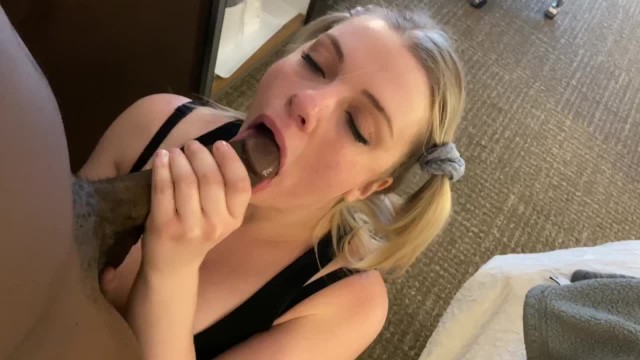 年轻的金发女郎背叛了年轻的黑人男友