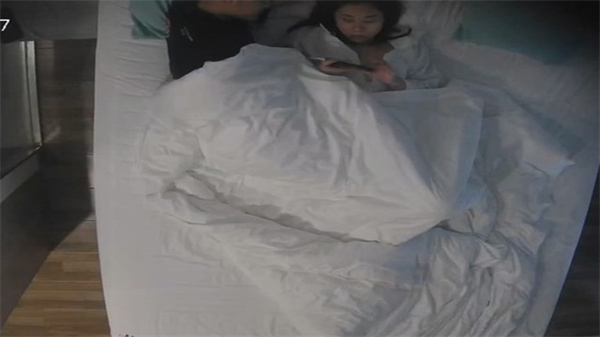 酒店偷拍热恋情侣！C罩杯巨乳妹与新男友激情开房，大奶晃动汁水四溅