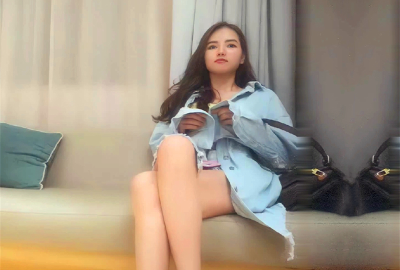 牛仔外套性感妹子啪啪上位骑乘抱起来操非常诱人