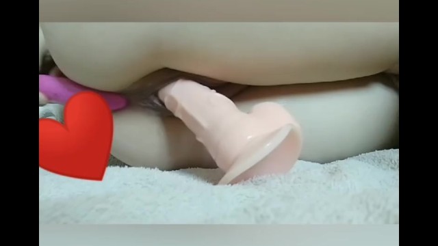 这个充满激情的婴儿因自慰自己的甜心而陶醉。高声高潮