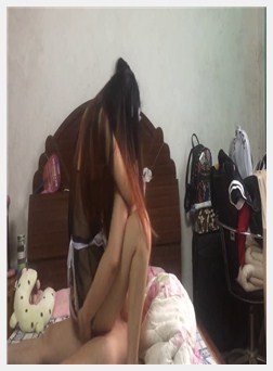 美女下课后穿情趣女仆装诱惑小伙