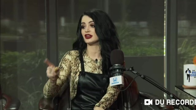 Paige wwe赤脚击球