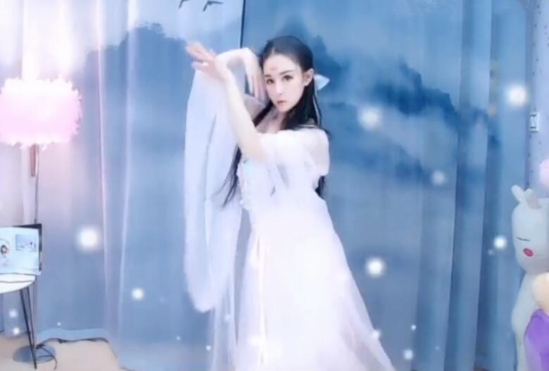 虎牙美女主播舞嫣小妖精老板千元定制大尺度舞蹈视频抖胸摇臀极度诱惑