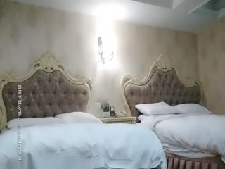 《虎哥探花》约了萌妹穿上情趣啪啪，口交上位骑坐抽插打飞机高潮射精