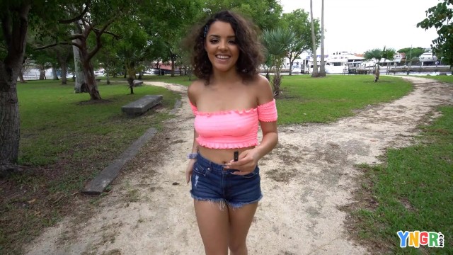 YNGR——与美女埃拉·克鲁兹的户外性爱