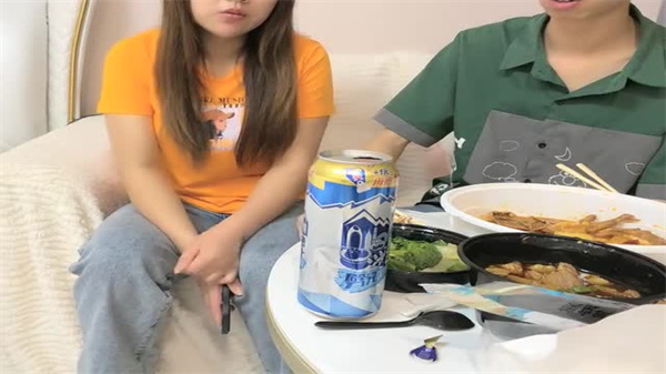 素人网恋奔现：骚货网友见面就脱，被狂干淫叫不止！