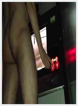 晚上在成人书店的电子游戏机视频亭