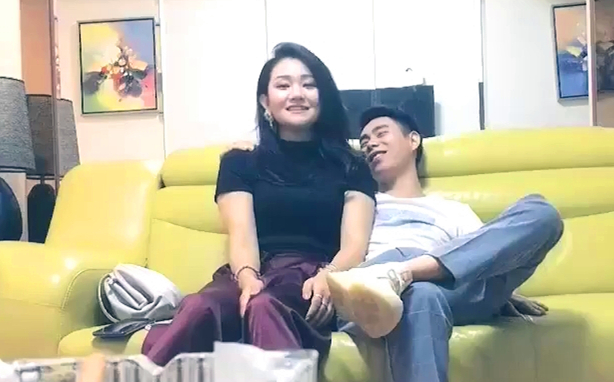 气质美少妇带到公寓啪啪穿着黑色情连体吊带爆操骚穴