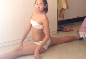 剧校妹子又来了 这回表演一字马给你看\