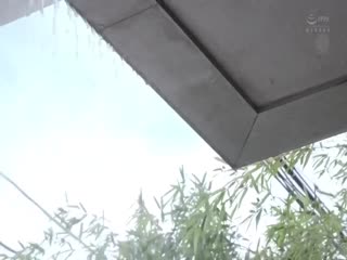 四处走动时突然下大雨。雨棚是情趣酒店~误认为是商务酒店
