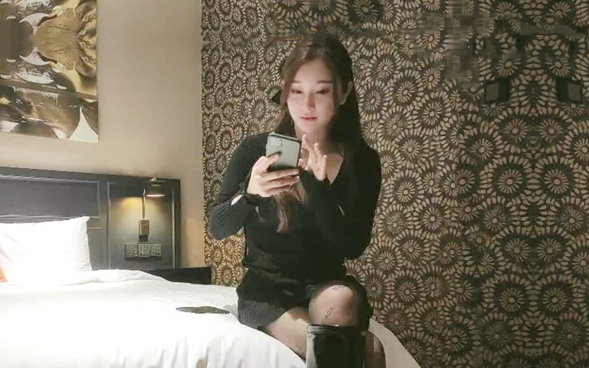 大长腿模特小姐姐看到老李一脸开心手不自觉抚摸老李鸡儿挑逗能交个朋友