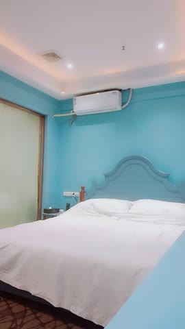 3 探花王约眼镜骚熟女开房啪啪，揉捏奶子蹲着按头口交，站立抬腿后入，穿着高跟鞋肩上扛猛操