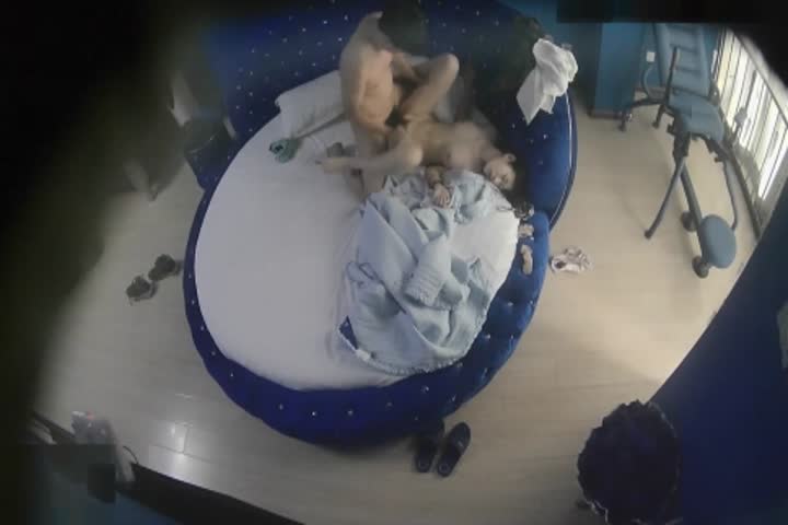 模特级别身材的大学生漂亮美女情趣宾馆约会男友年轻人很猛一顿大力输出干了好一会美女尖叫不止胡言乱语射腚上