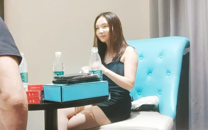 漂亮外围小姐姐修剪阴毛小费给不停暴力输出干一个多小时