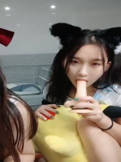 #青涩又淫荡的青春姐妹花【青禾怡夏】广东中山，两根舌头交织缠绵舌吻，好喜欢哦，肉棒自慰，互相磨蹭骚逼