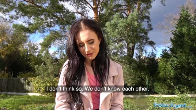 公共探员性感的黑发女士做爱和吮吸让前任嫉妒