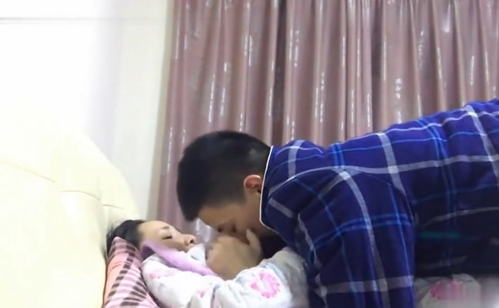 小别胜新婚！情侣重逢彻夜激情缠绵