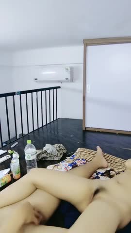 小哥的乖乖小可爱女友全程露脸在镜头前让小哥玩，亲着小嘴玩奶子抠逼，攥着小哥的鸡巴呻吟，让小哥抗腿抽插