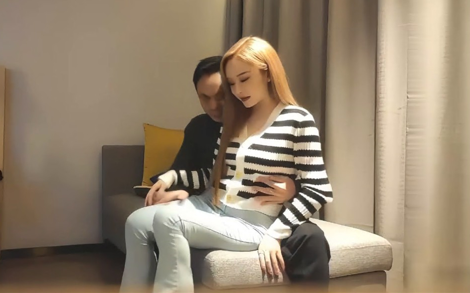 牛仔裤外围妹近距离拍摄掰穴清晰可见这不是粉的吗