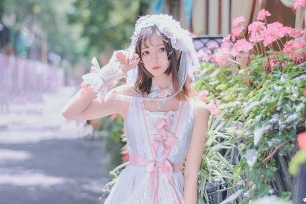 小恶魔般挑衅的美少女