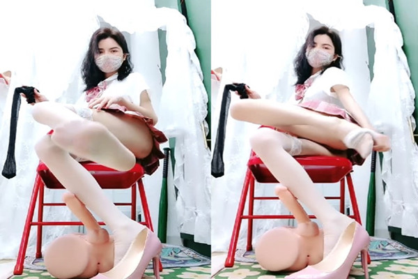 第一骚女暴力自慰女用20CM长屌倒模骑坐