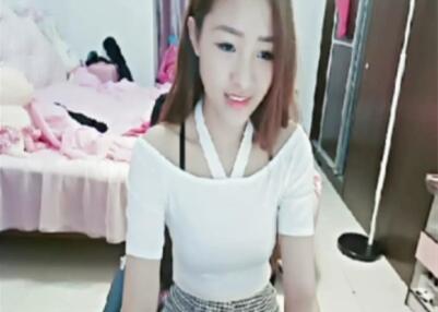 福利样貌清纯声音甜美的女主播近距离看逼逼