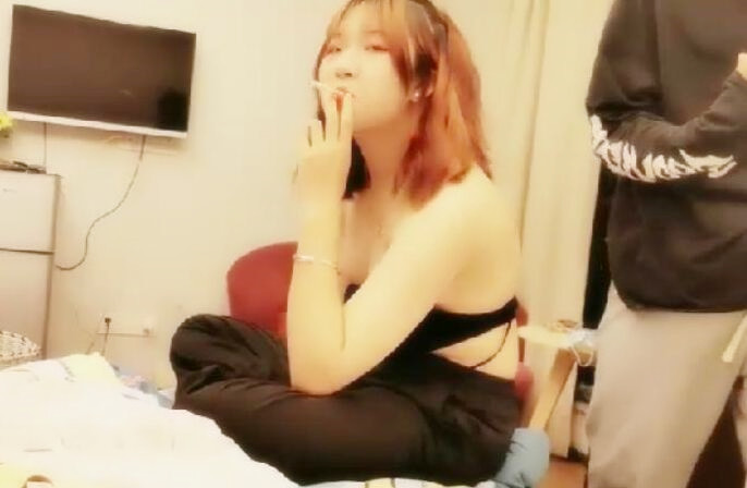 三男两女年轻小伙萌妹直播双飞啪啪轮着口交一起舔猛操扣逼搞完再用木棍自慰玩弄