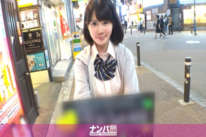 真软派，首次拍摄。1718动作和说话方式都很可爱！在涩谷叫来中的女孩子酒吧店员宾馆带入！洁白的肌肤×美尻之
