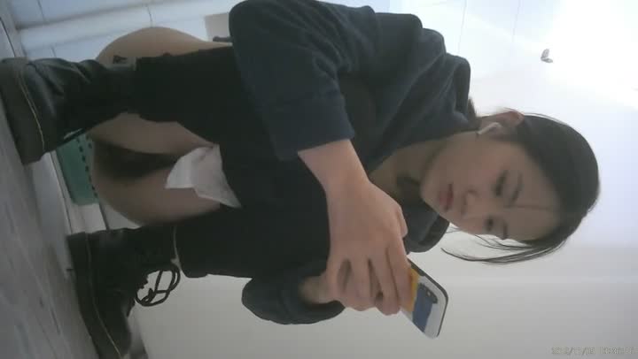 新 工业园区（厕拍）客满 清纯小妹耐心等待 没想到是一个大黑B~20191105133549 000032