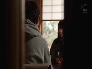 被褥下亲密性爱