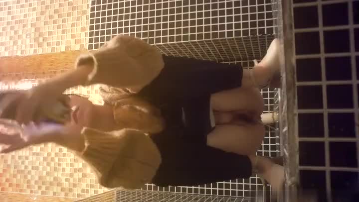 餐厅女厕偷拍 有着一撮性感阴毛的少妇