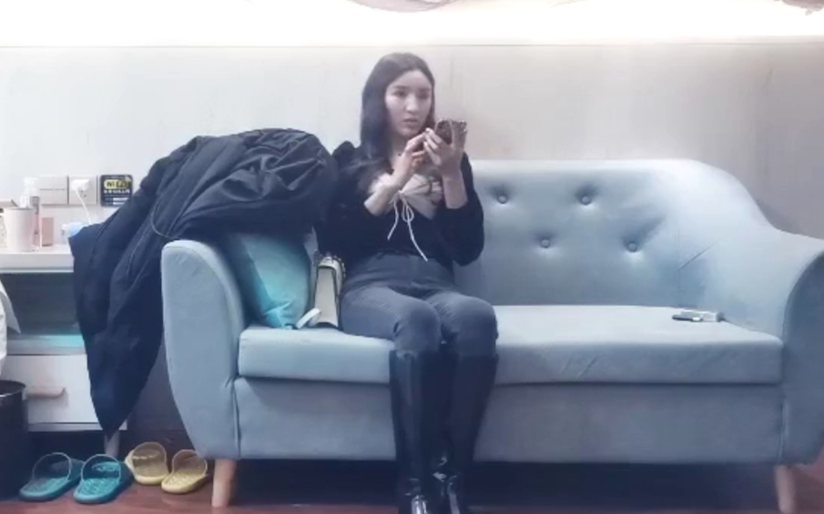 妹子长相很漂亮让人眼前一亮脱光了那身材太劲爆了