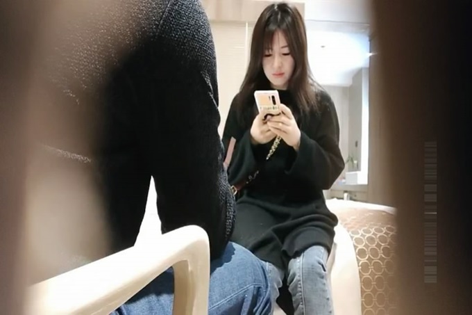 guochan“哇你的奶子很挺啊”对白精彩酒店网约颜值高身材好皮肤又白学跳舞的兼职美女啪啪很投入呻吟表情到位